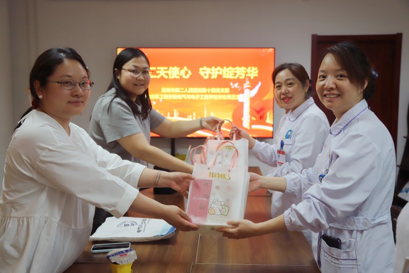 图为温情献礼.jpg