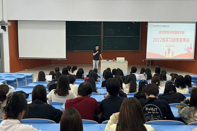 图为邓辰讲话.jpg