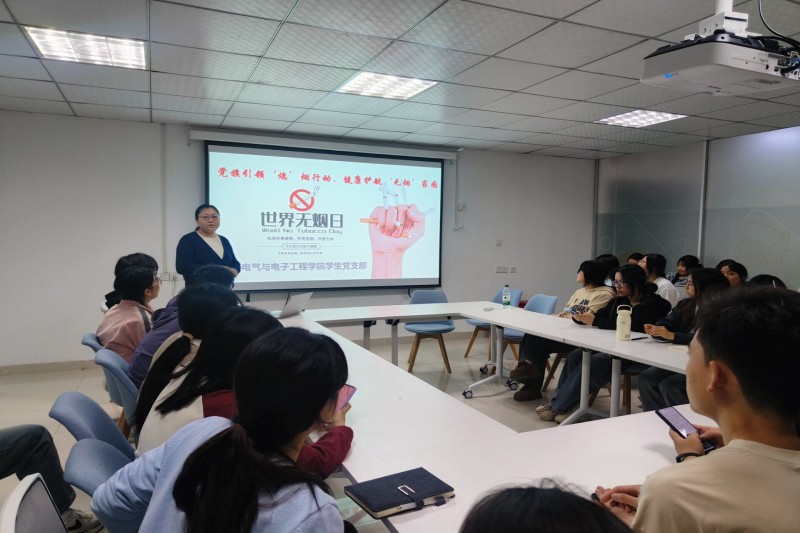 图为刘雅文发言.jpg
