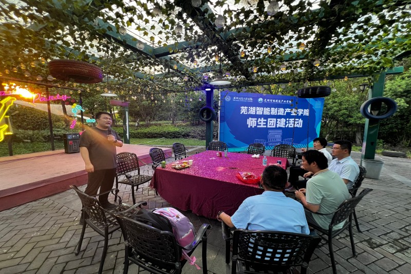 华静主持活动.jpg