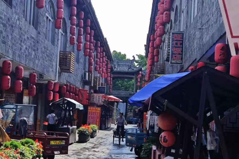 图片二为西河古镇街道的一帧.png