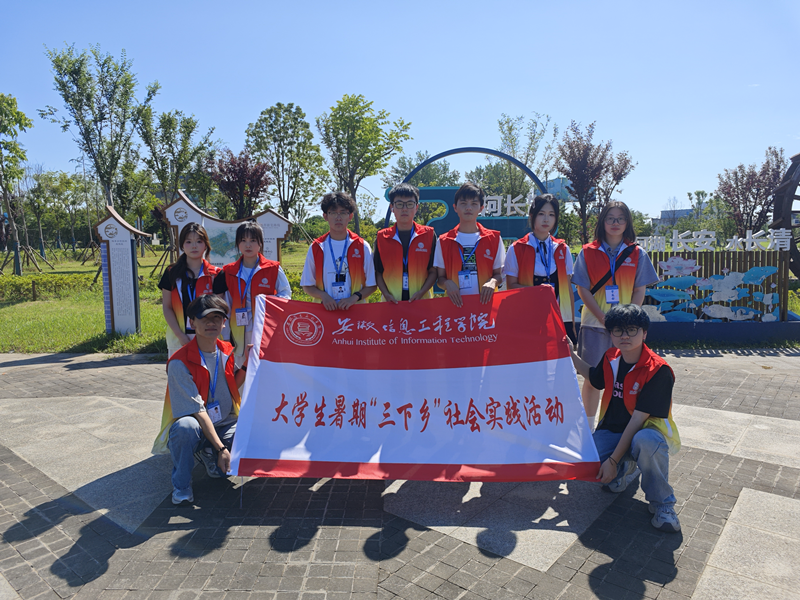 图为团队成员在陶辛水韵景区前合影.PNG