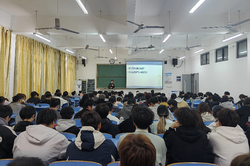 图为同学们认真听讲.jpg
