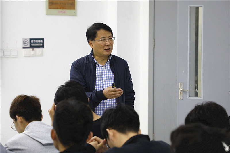 木铎之心 弦歌不辍——记通识教育与外国语学院教师张明望