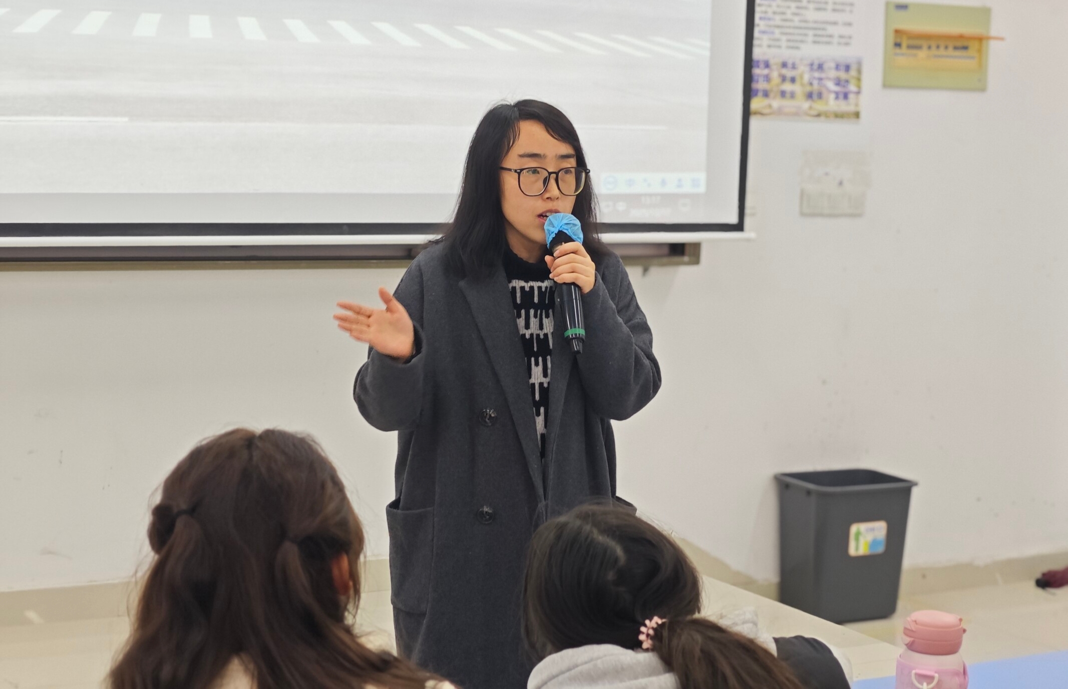 图为王丹在学生专业方向选择班会上做动员讲话.jpg
