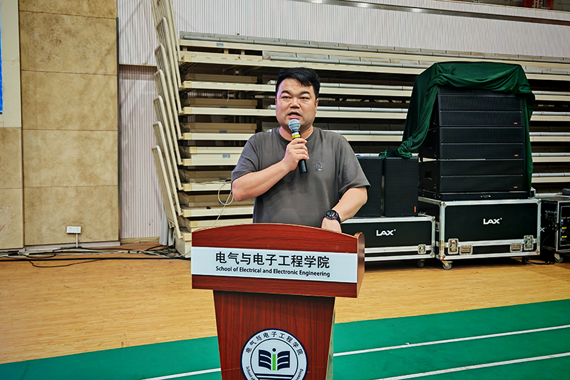 图为华静讲话.png