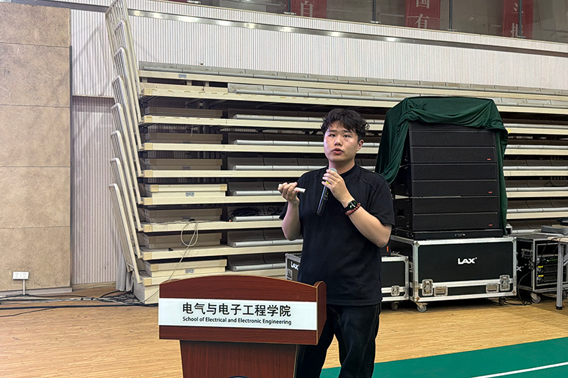 图为吴昊做考研、实习就业分享.png