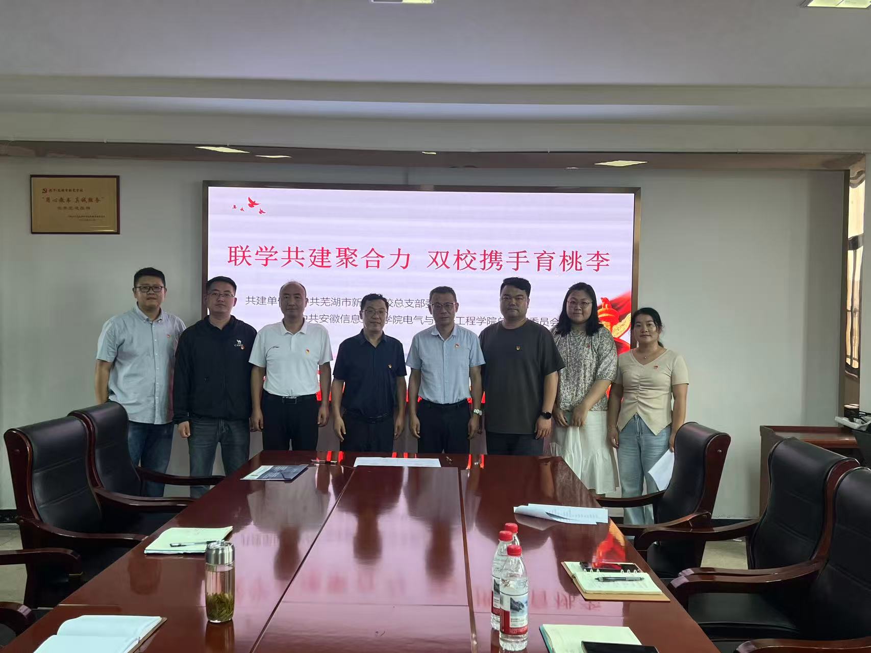 图为现场合影.jpg 图为现场合影.jpg