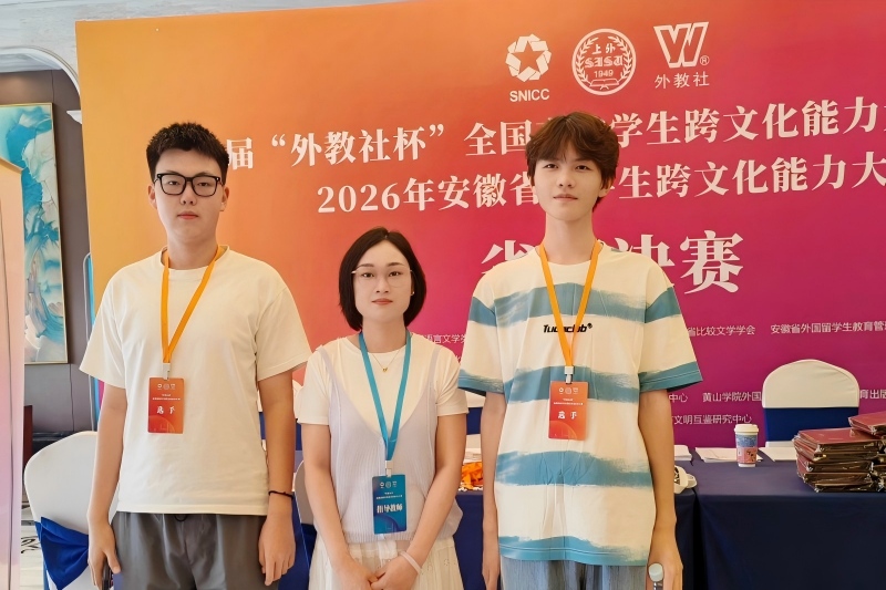 图4为个人赛选手与指导教师合影.jpg