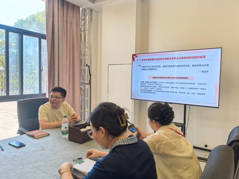 汪涛书记讲课.jpg