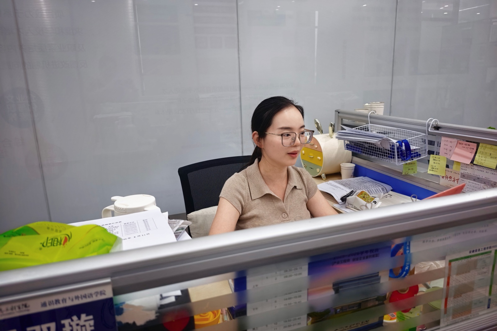 吴双璇办公照片.jpg 吴双璇办公照片.jpg