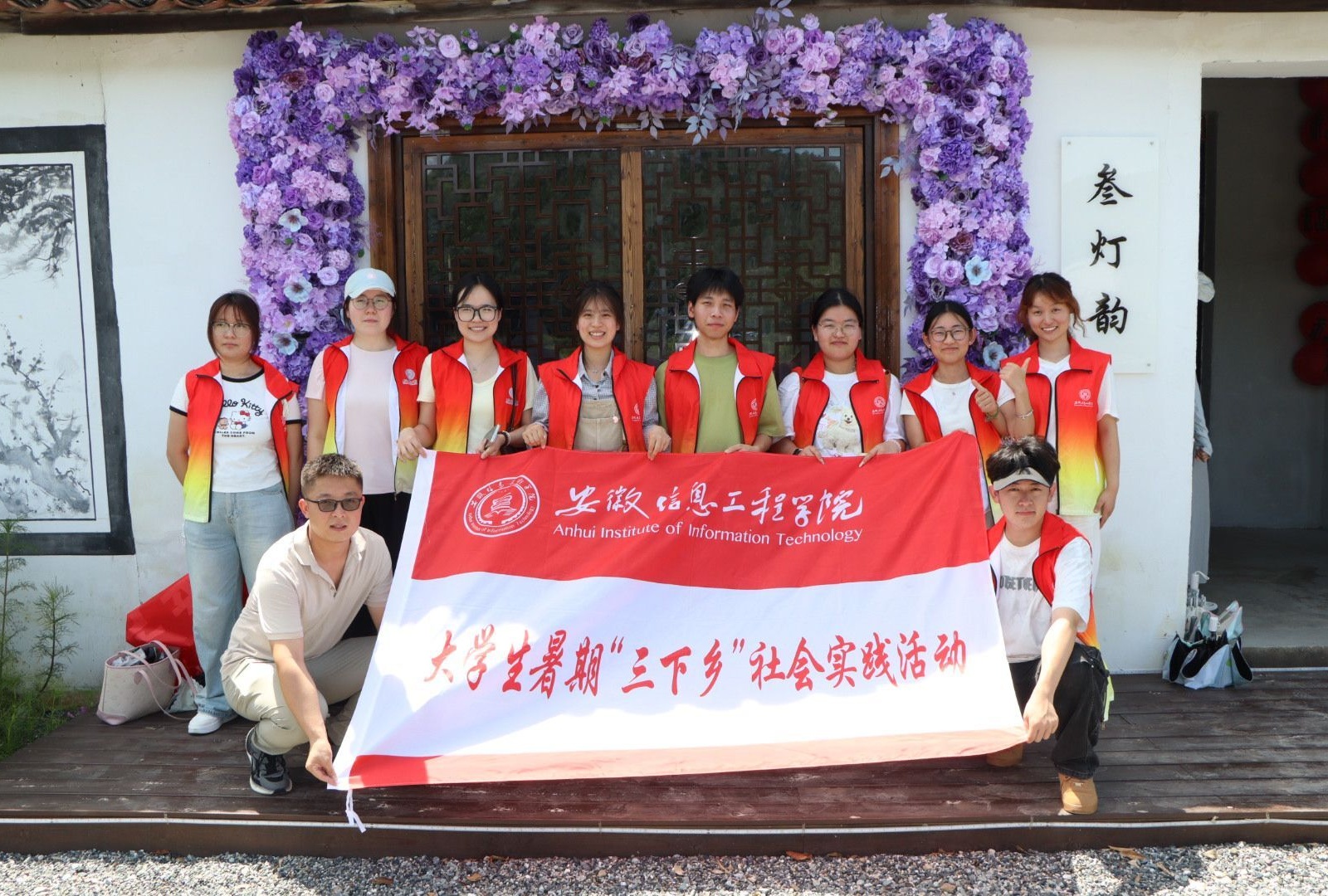 高旭-科研标兵 师生照.jpg