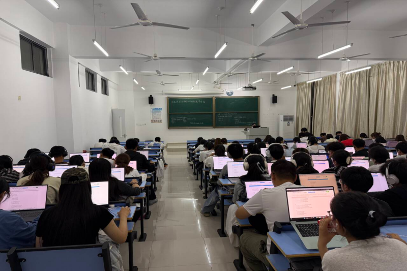 图 1四级模拟考试现场_副本.png