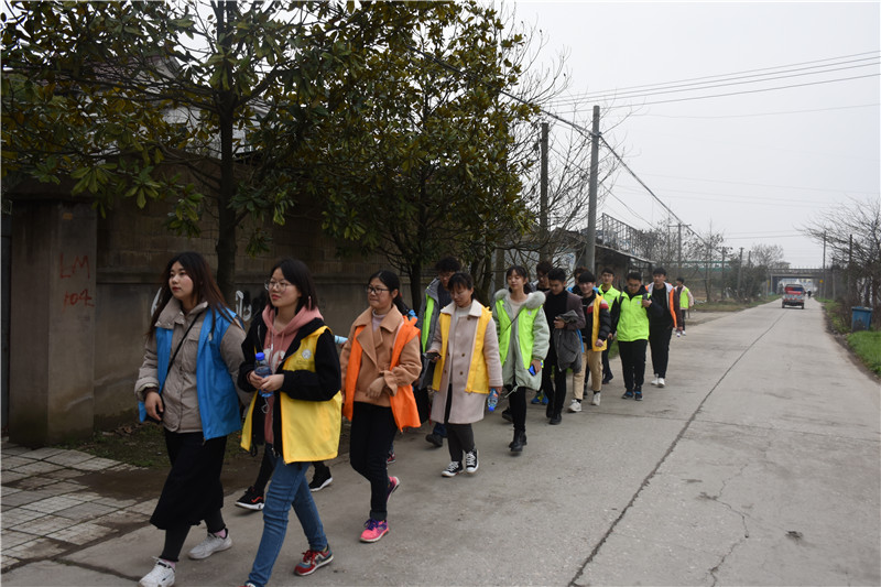 志愿者排队去往敬老院的路上.JPG