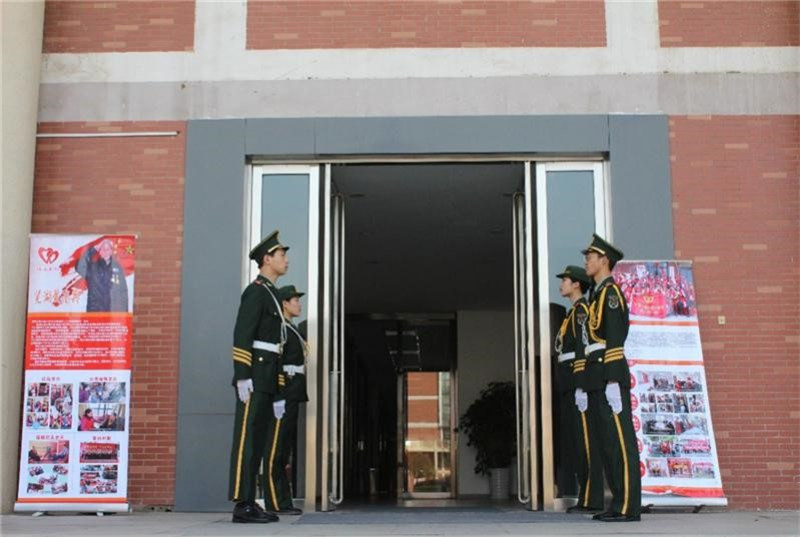 国护队成员在东二门口迎接老兵_副本.jpg