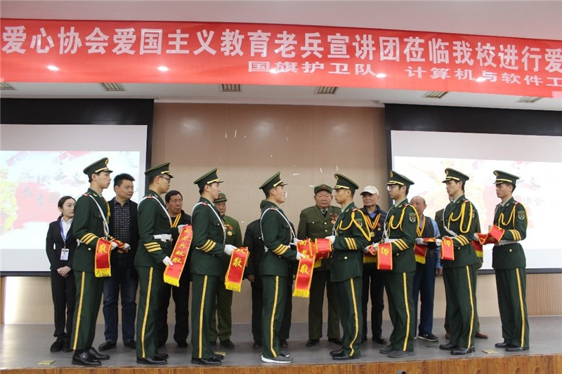 国护队上台为老兵绶带_副本.jpg