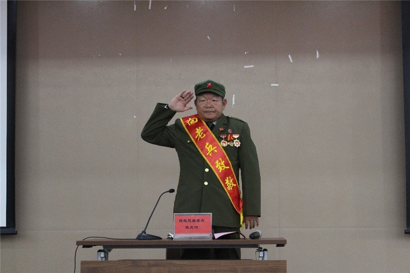 老兵宣讲完毕向场下各位同学敬礼_副本.jpg