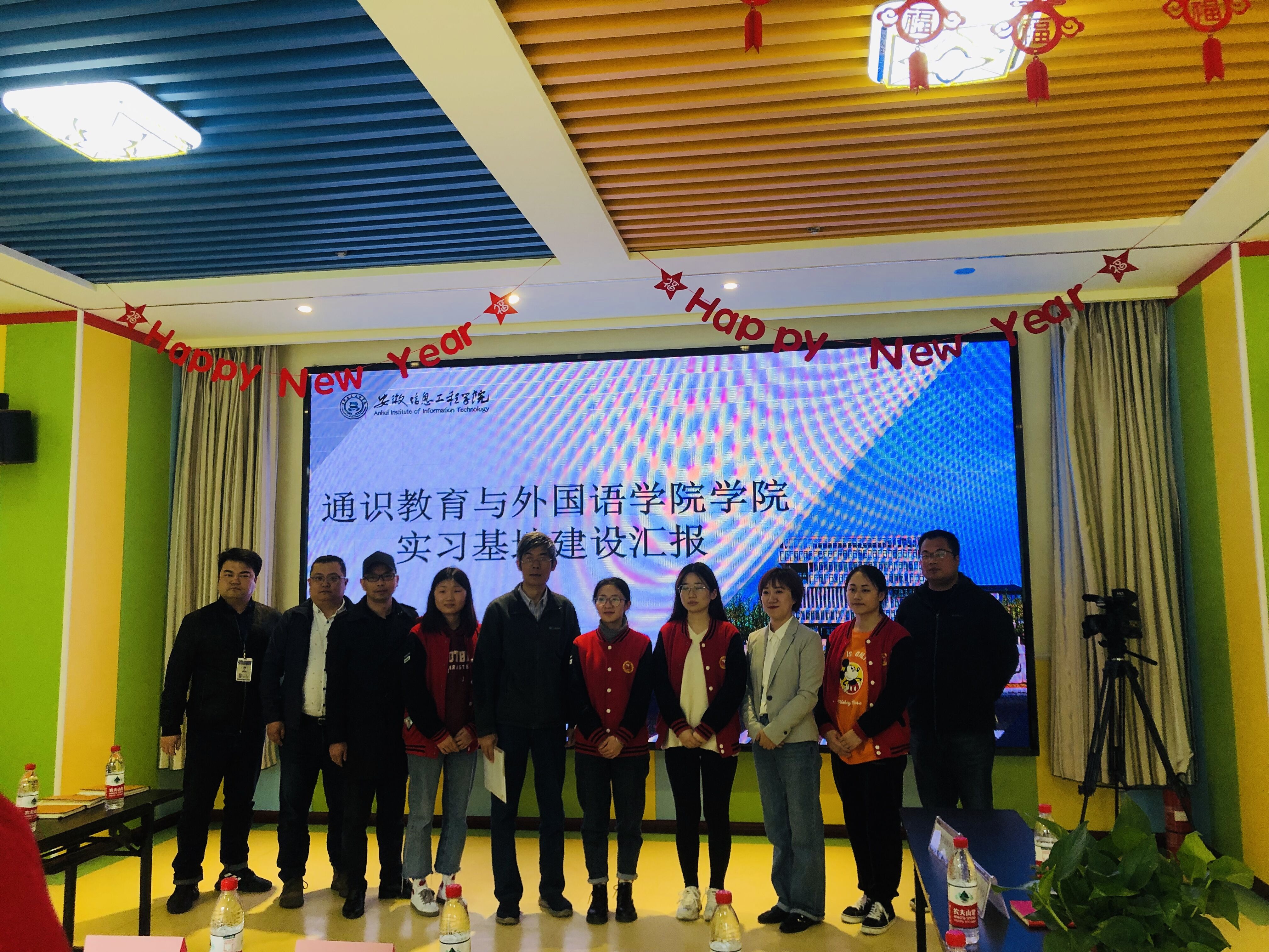 图为王彬副校长与实习学生、企业代表合影.jpg