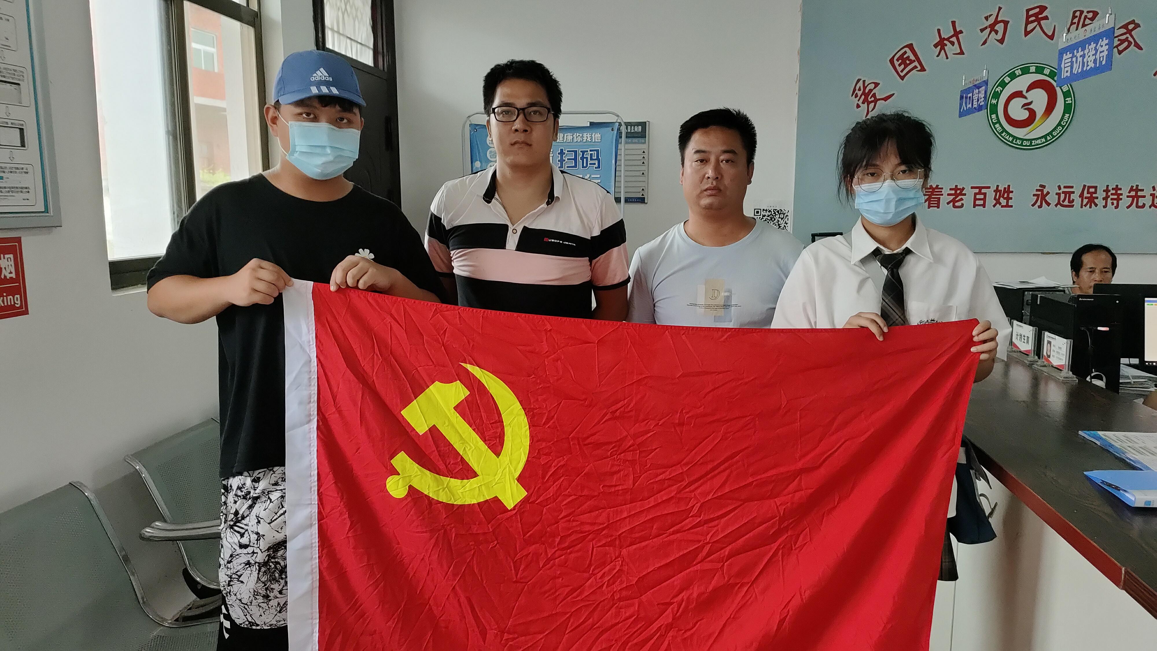图为志愿者与爱国村工作人员合影.jpg