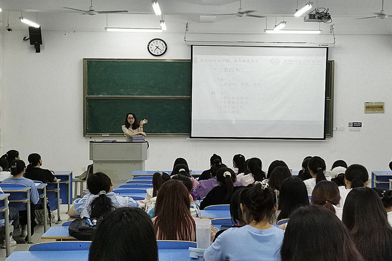 2.图为辅导员为学生开学风建设主体班会.jpg