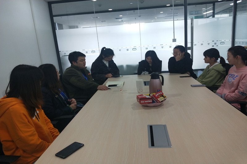 图为华静、王丹与讯飞爱学的实习学生座谈.jpg