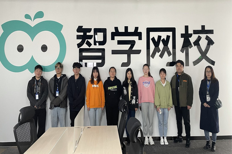 图为讯飞爱学的实习学生与老师及单位负责人合影.jpg