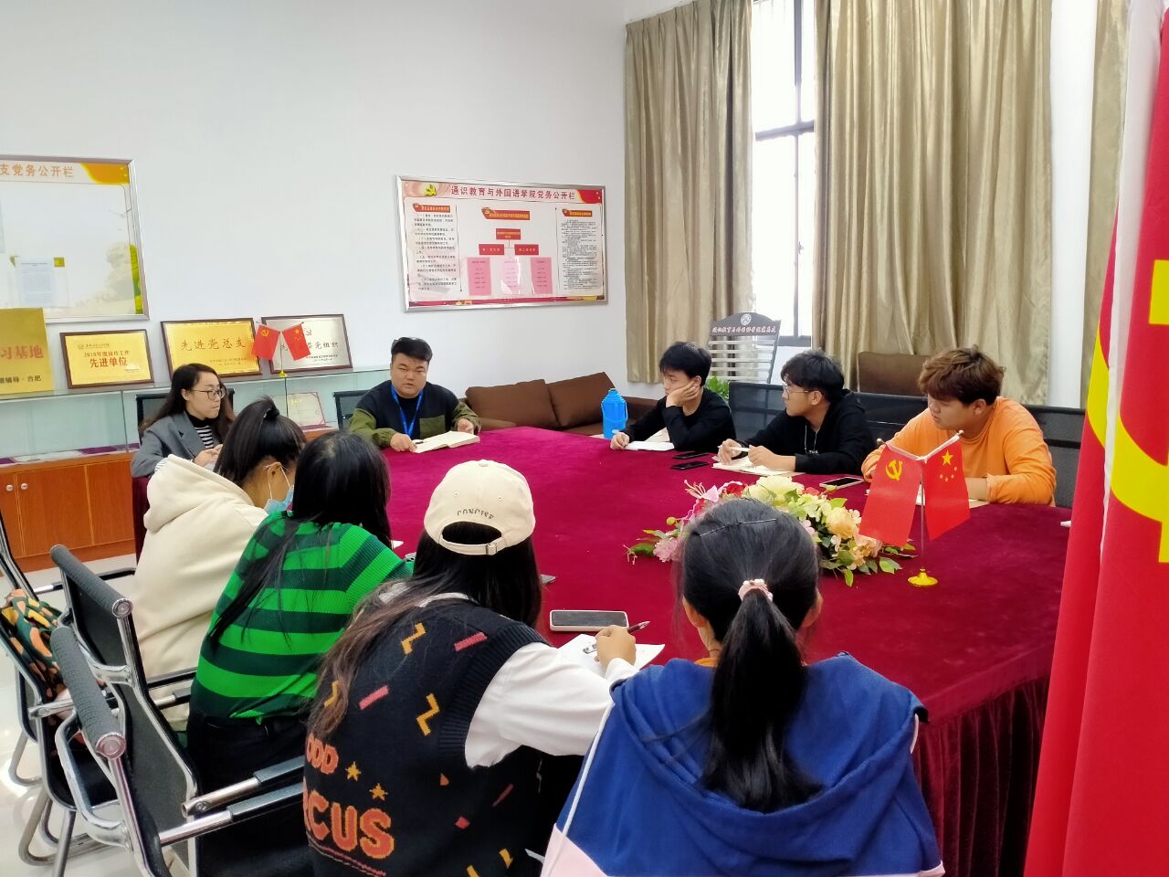 图为华静讲话.jpg