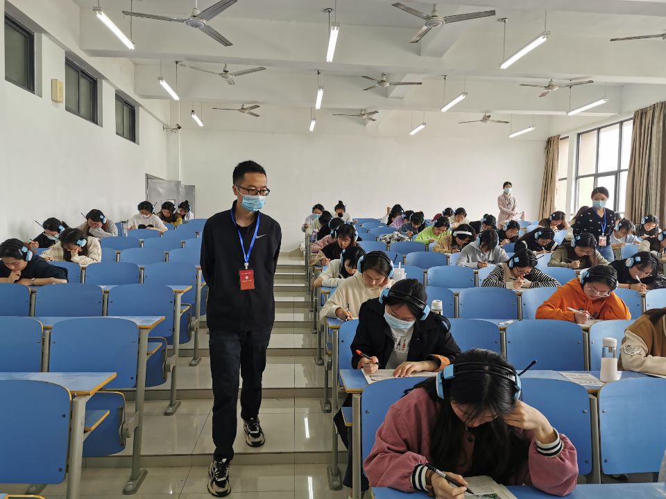 教育质量与评估办公室副主任程玉林在巡视.jpg