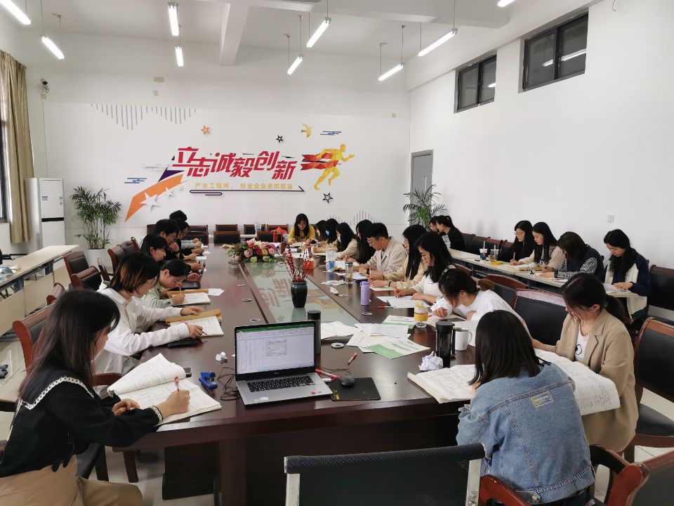 全体英语教师正在认真阅卷.jpg