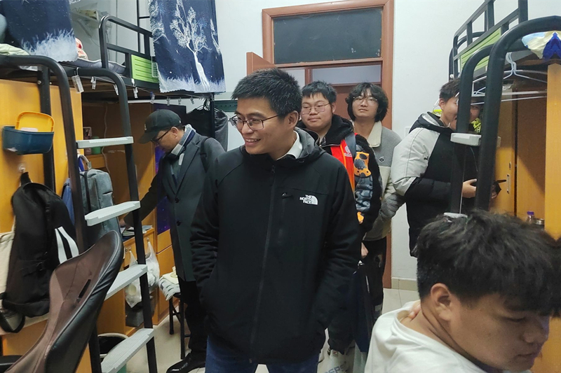 图为孙辉与学生亲切交谈.jpg