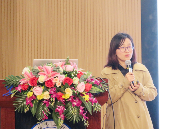 图4唐静为学生“讲专业”.jpg