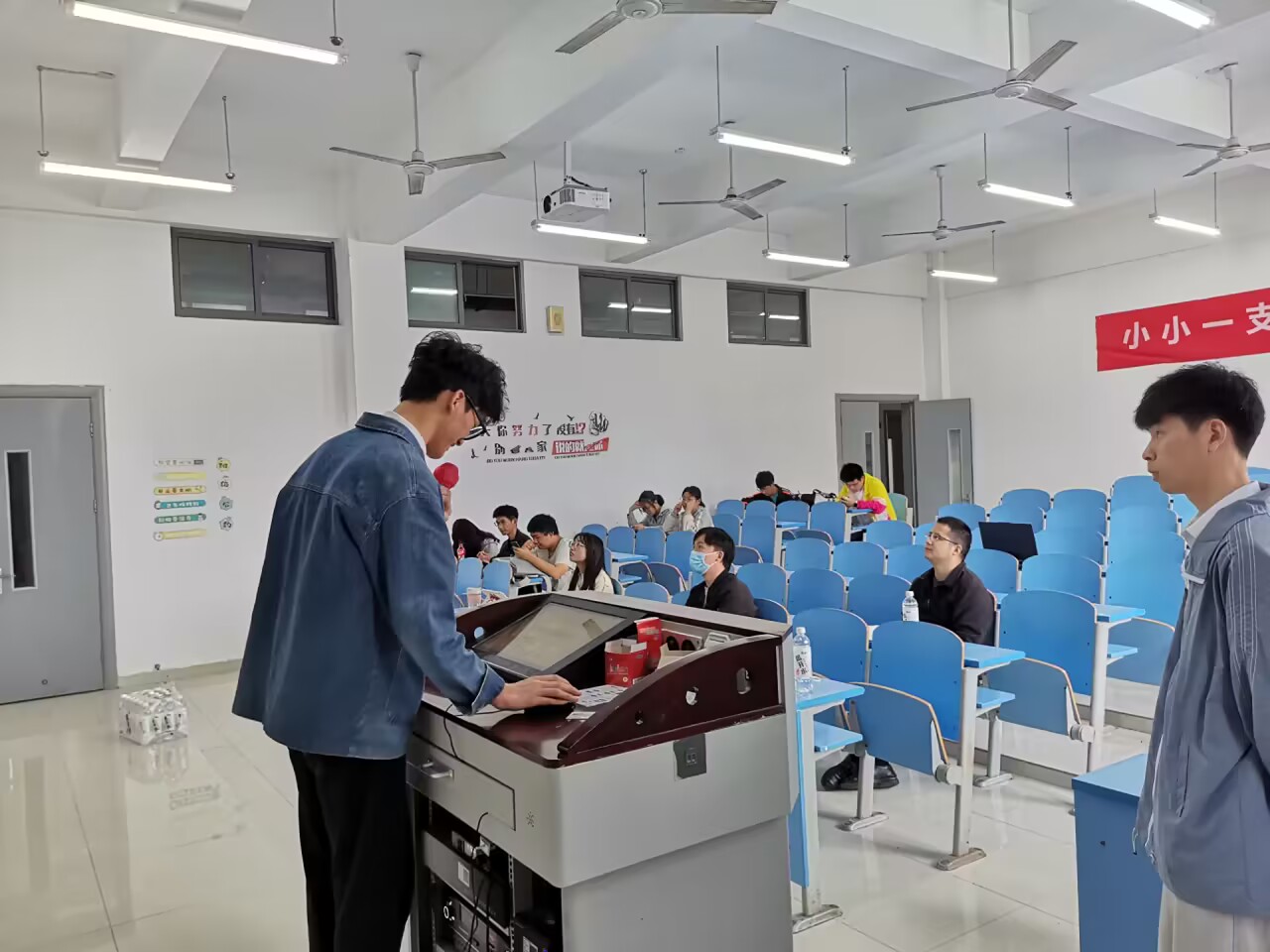 A1N304教室讲评现场.jpg