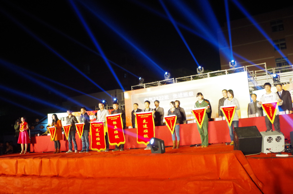 领导为获奖集体颁奖 领导为获奖集体颁奖