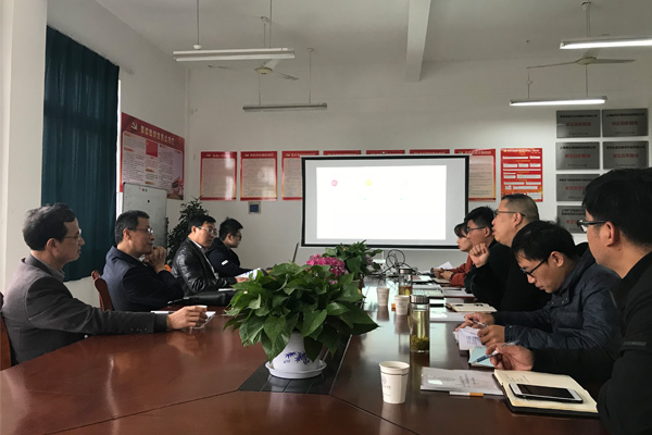 院领导与系部之间交流意见.jpg 院领导与系部之间交流意见.jpg