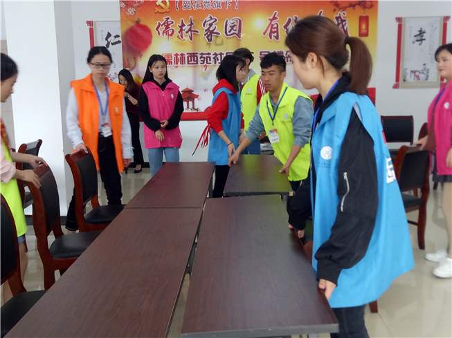 2.图为我院青年志愿者协会的志愿者活动前的准备_副本.jpg