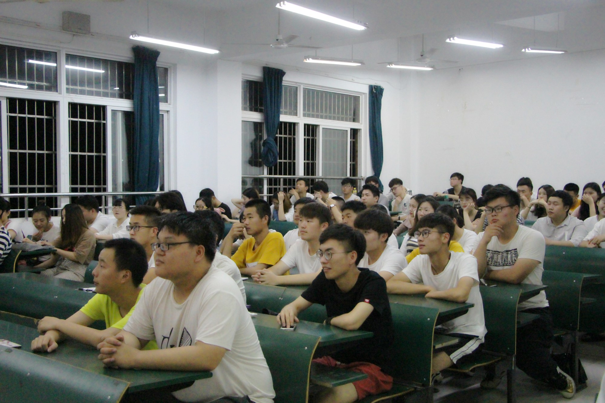 专题讲座2.jpg 专题讲座2.jpg