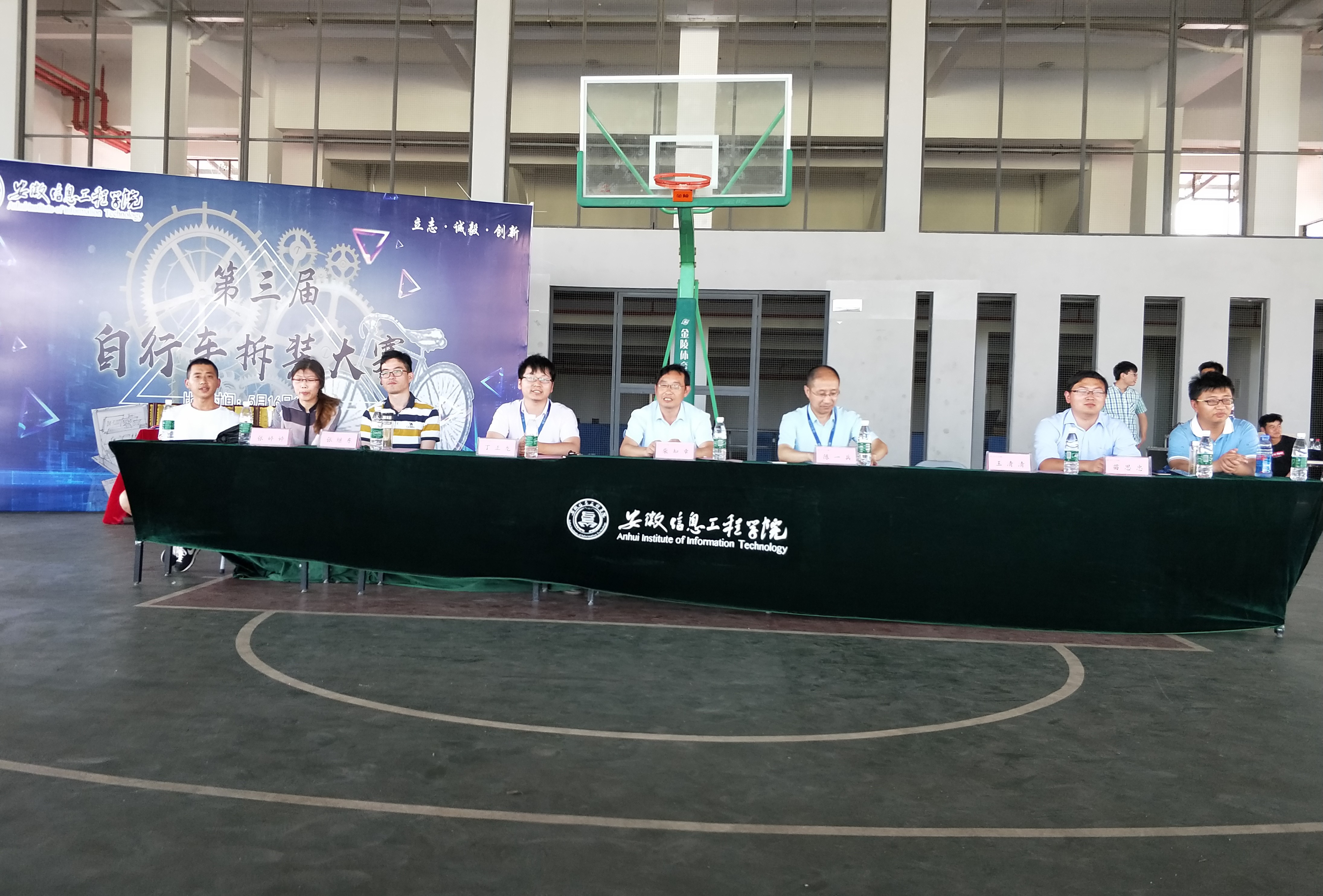 多位老师担任评委.jpg 多位老师担任评委.jpg