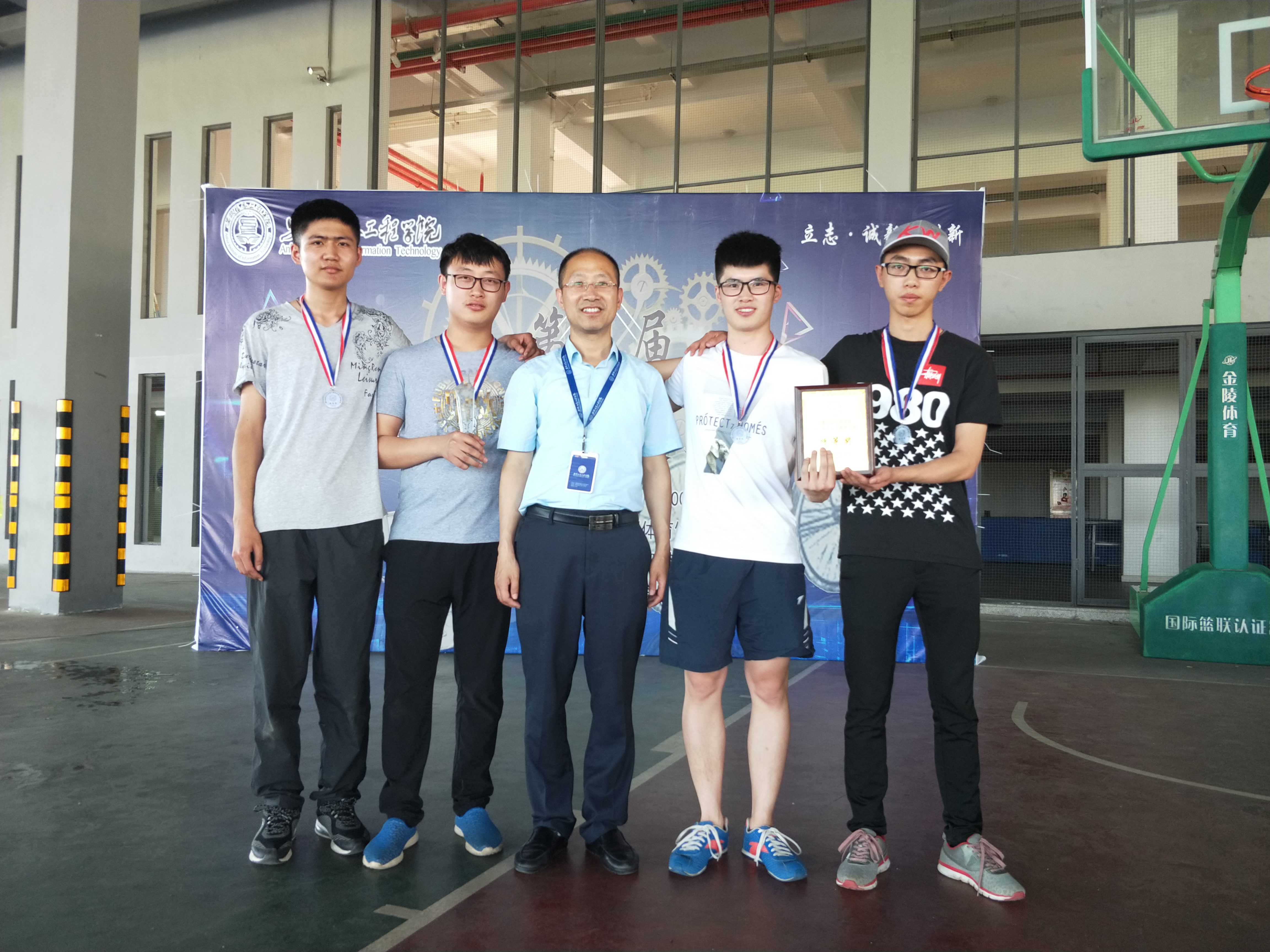 陈一兵为冠军颁奖.jpg 陈一兵为冠军颁奖.jpg