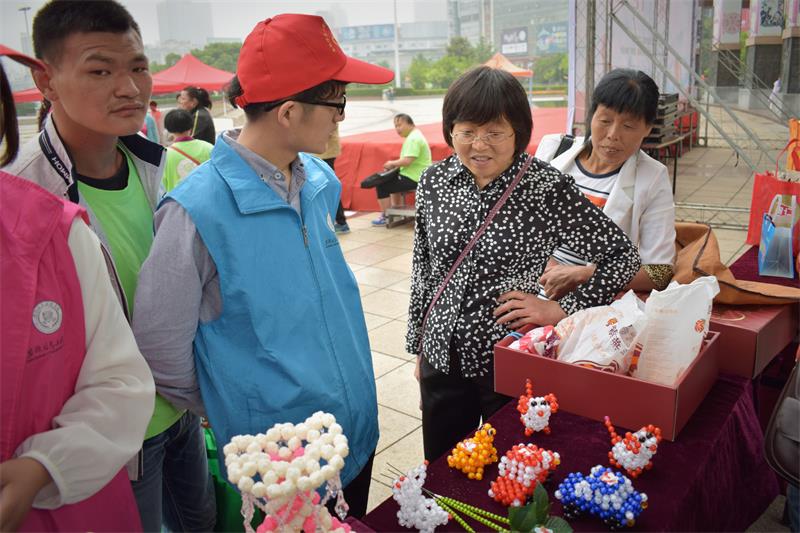 2.志愿者宣传残疾人朋友亲手制作手工艺品.JPG