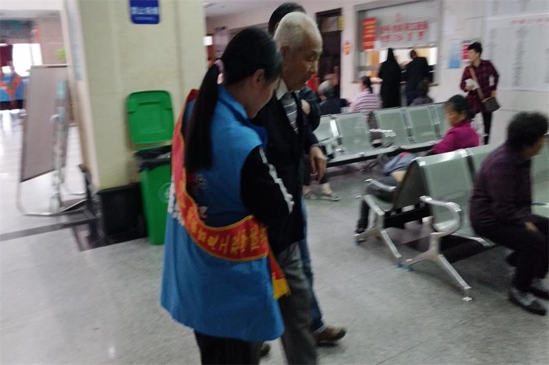 5.志愿者搀扶年迈患者.JPG