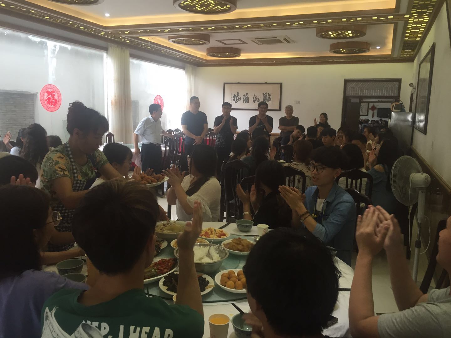 校领导了解学生就餐情况.JPG 校领导了解学生就餐情况.JPG