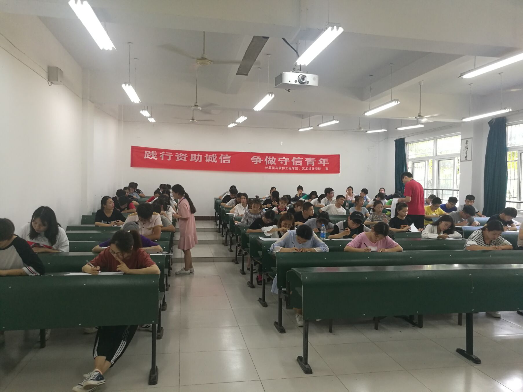 002初赛考试现场.JPG 002初赛考试现场.JPG