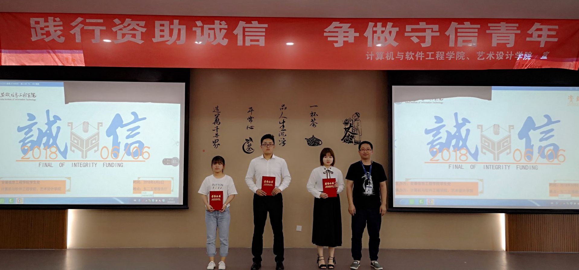 004吴晓给获奖学生颁奖.jpg 004吴晓给获奖学生颁奖.jpg