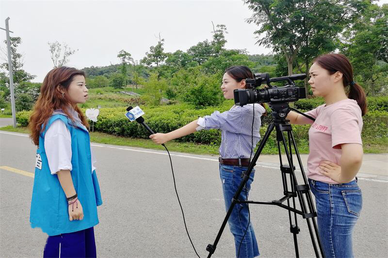 7.图为电视台记者对我校青年志愿者协会指导老师采访.JPG
