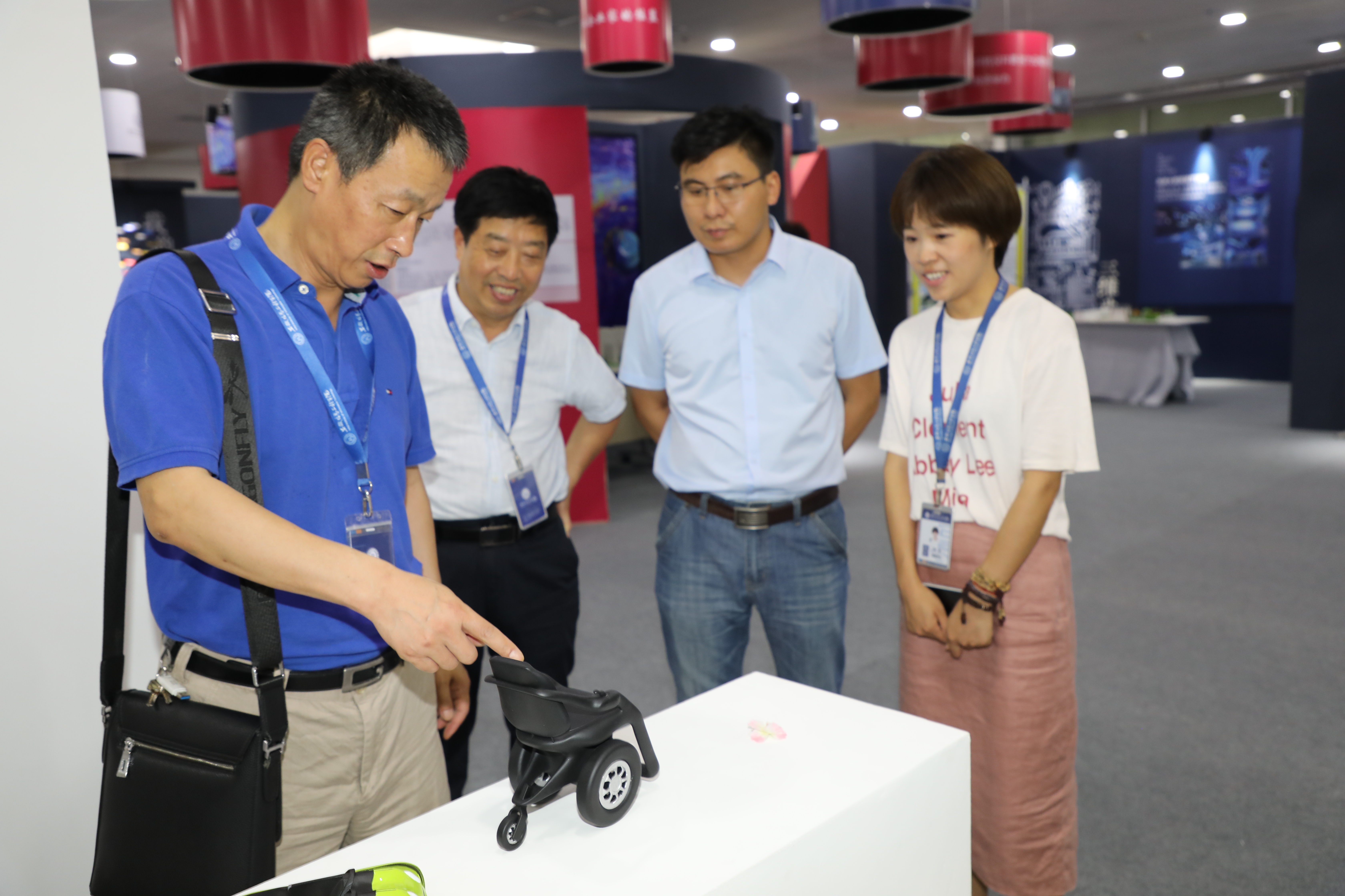 003参观现场二.JPG 003参观现场二.JPG