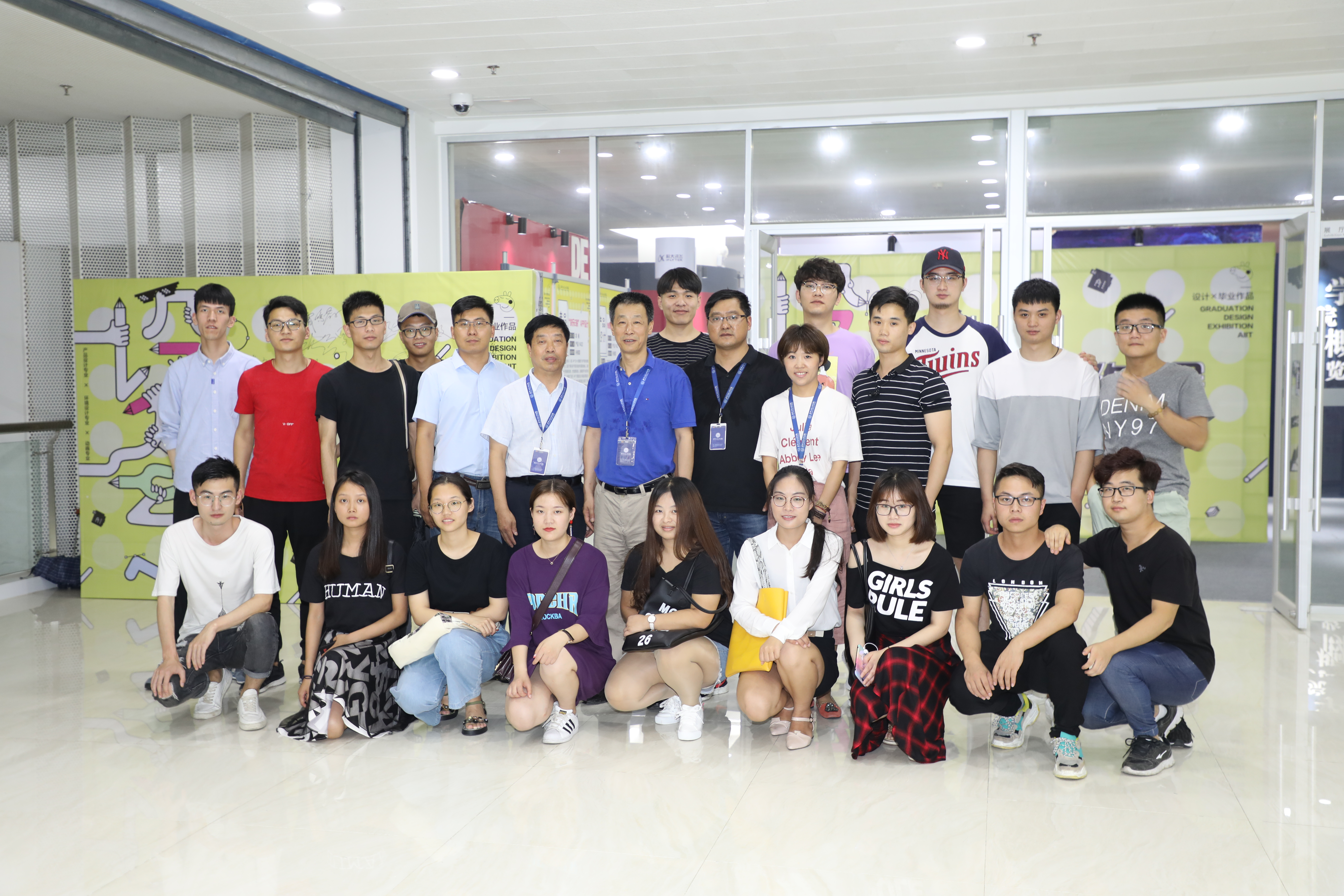 004校领导与学生合影.JPG 004校领导与学生合影.JPG