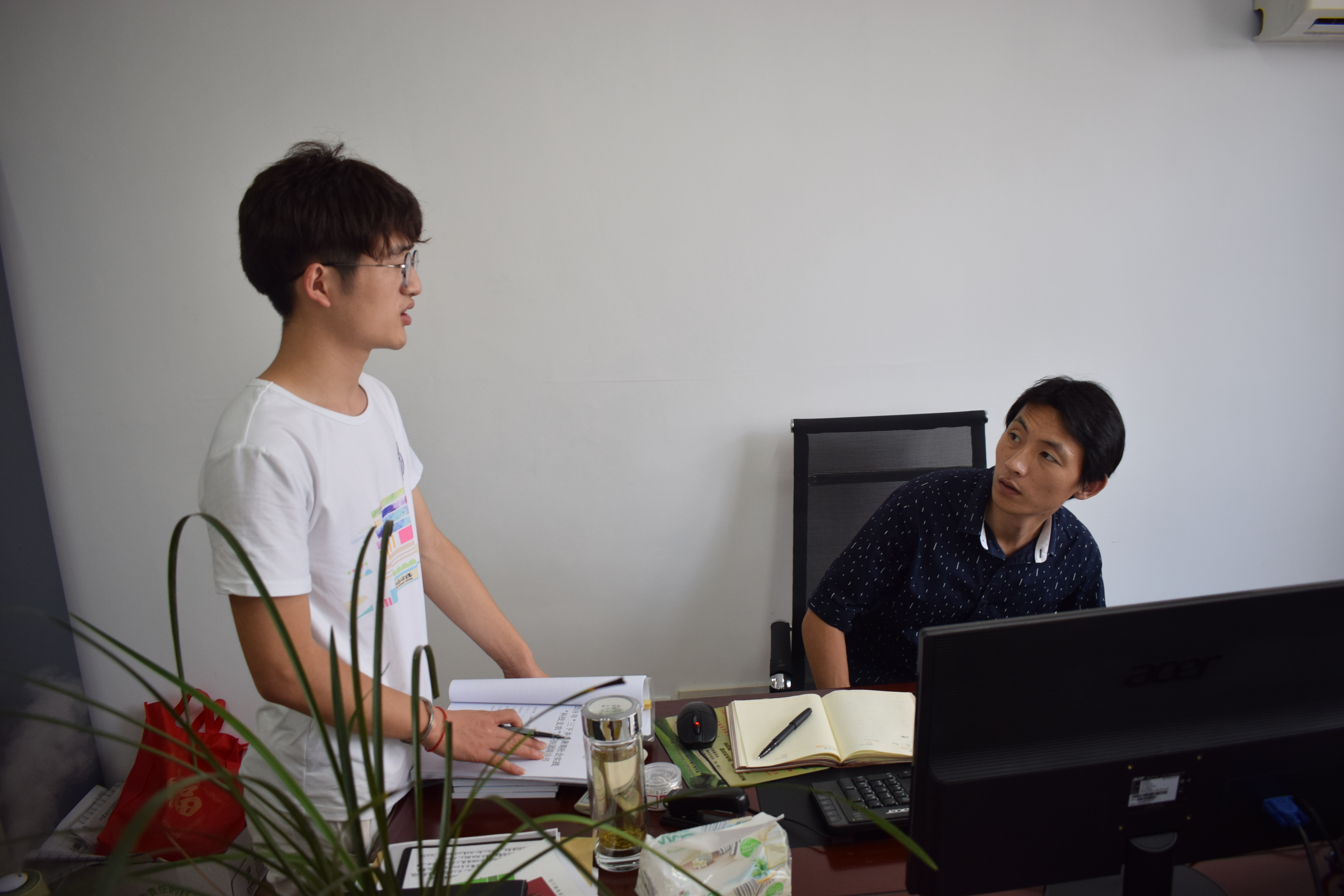 向太湖县团委副书记李青汇报扶贫准备工作.JPG 向太湖县团委副书记李青汇报扶贫准备工作.JPG