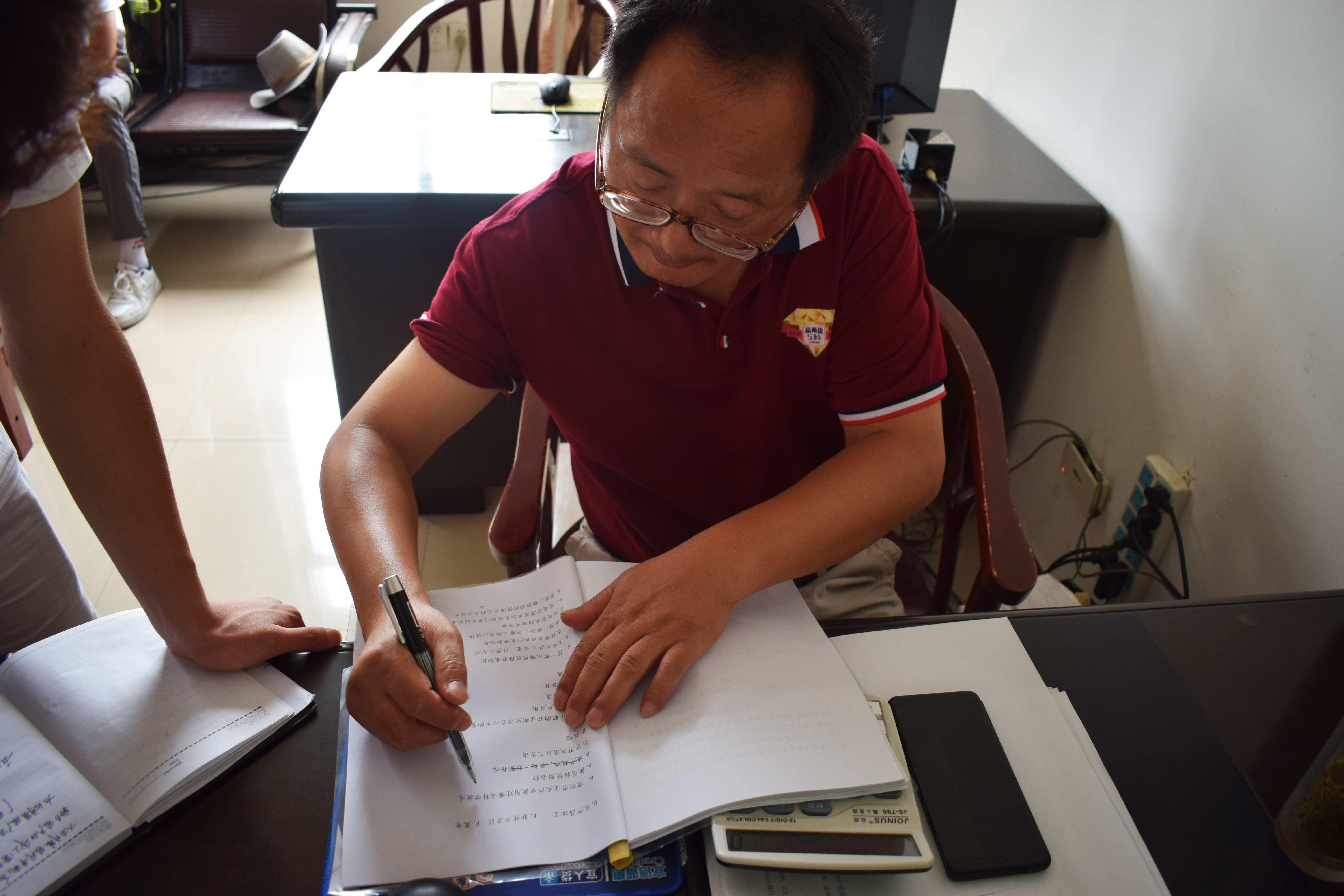 太湖县种植业管理局马里荣主任修改调查问卷.jpg 太湖县种植业管理局马里荣主任修改调查问卷.jpg