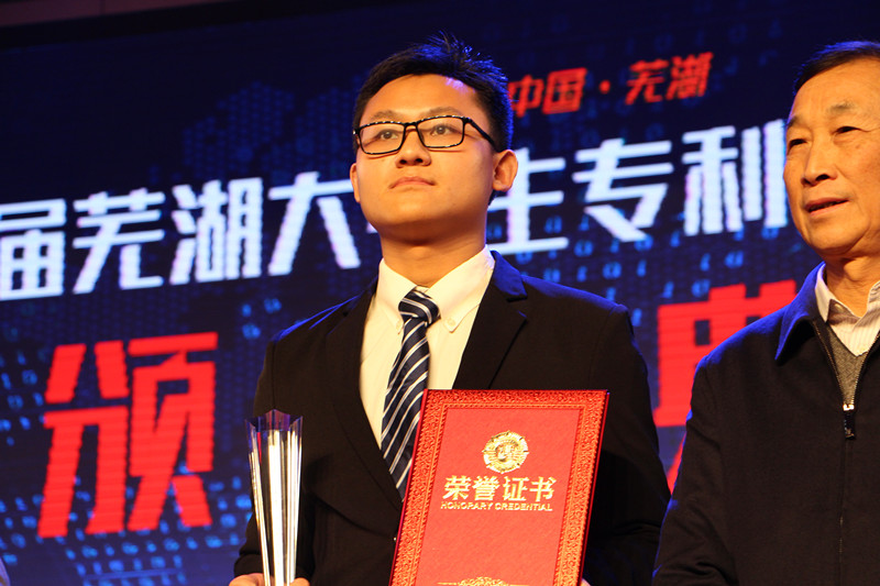 计算机系匡磊的发明“家用网络QoS控制器及控制方法”勇夺特等奖.jpg 计算机系匡磊的发明“家用网络QoS控制器及控制方法”勇夺特等奖.jpg