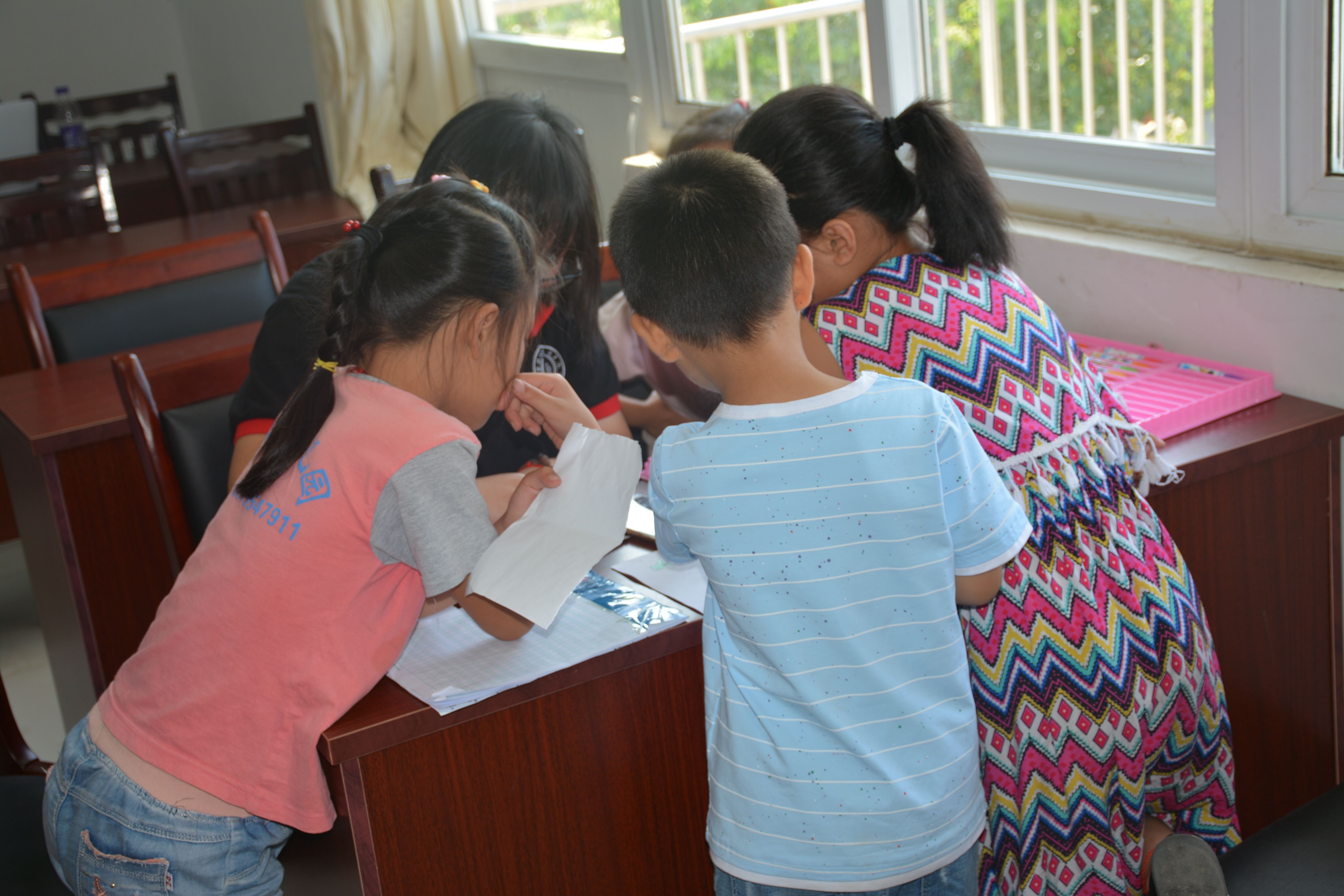 (志愿者在教小朋友们画画).jpg (志愿者在教小朋友们画画).jpg